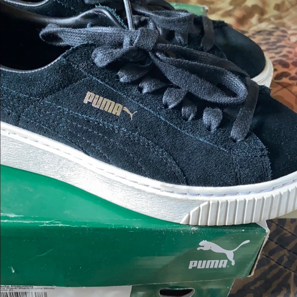Women black and white pumas